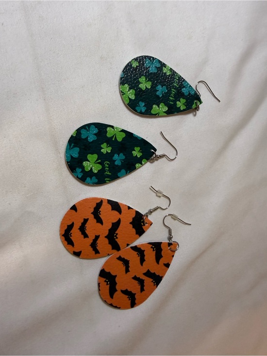 Jewelry - Teardrop Faux Leather Earrings - Green Clover & Orange Bat Prints